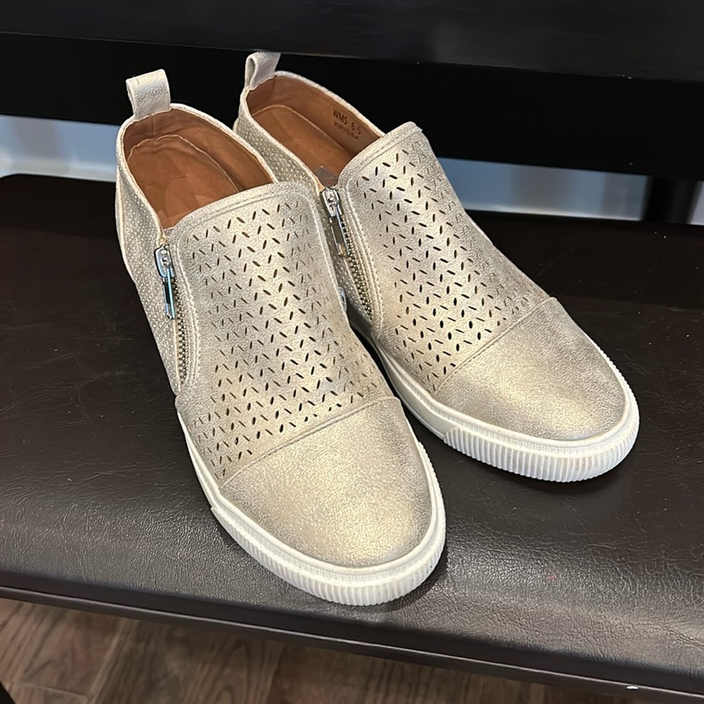 Gold wedge sneaker
